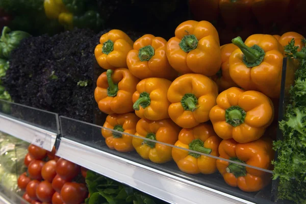 Verkoop van zoete peper, gele tomaten, sla, groente vertrek — Stockfoto