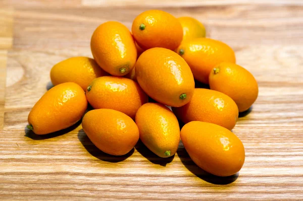 Vente de fruits exotiques kumquat (Fortunella sp. ), nature morte sur le th — Photo