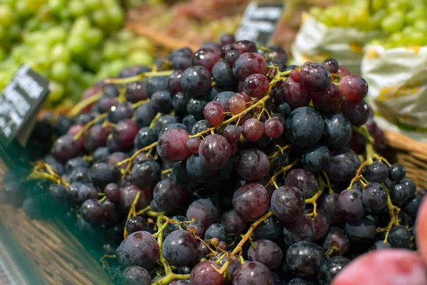 Виноград червоний, білий, родзинки, продаж в продуктовому супермаркеті — стокове фото