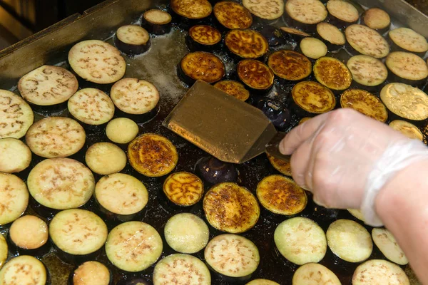 Travail de chef, rôtir l'aubergine sur le poêle — Photo