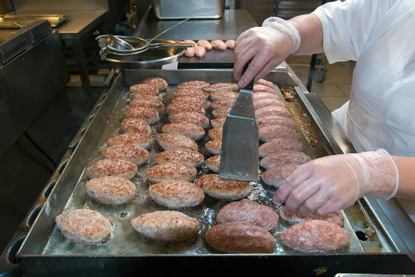 Die Arbeit des Küchenchefs, die Produktion von Fleischschnitzeln — Stockfoto