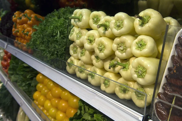 Prodej sladkého pepře, žlutých rajčat, hlávkového salátu, zeleniny — Stock fotografie