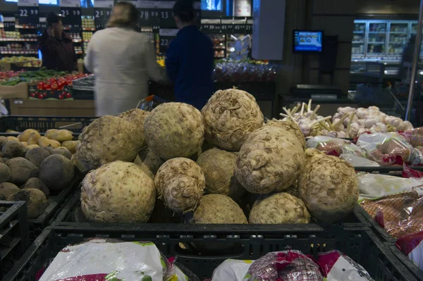 Försäljning av selleri, grönsaksavdelning på livsmedelsmarknaden, Ukra — Stockfoto