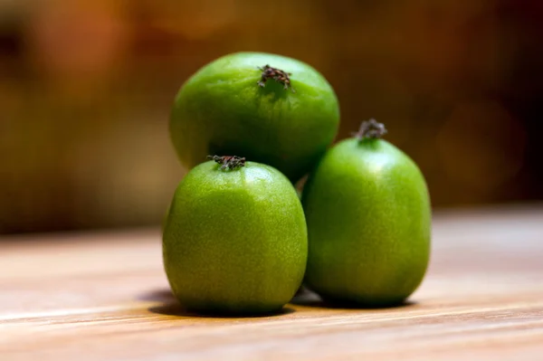 Försäljning av exotiska skallösa kiwifrukter, stilleben på marknaden — Stockfoto