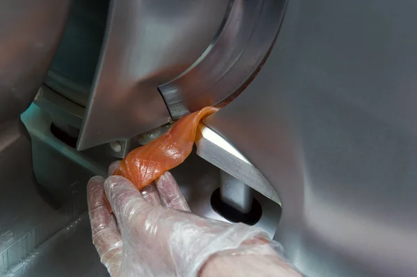 Chef cortando pescado, en una rebanadora —  Fotos de Stock