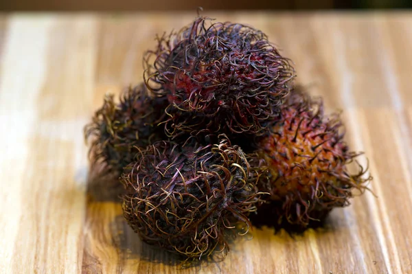 Venta de frutas exóticas rambután, naturaleza muerta en el mercado —  Fotos de Stock
