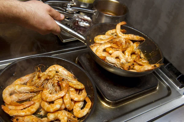 Cooking shrimp cocktail with sauce in a restaurant, ready meal — Stock Photo, Image