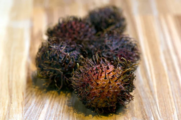 Venta de frutas exóticas rambután, naturaleza muerta en el mercado —  Fotos de Stock