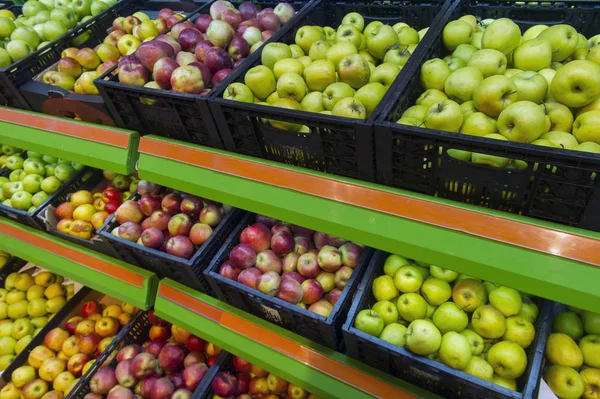 Selling fruit apples on the grocery market — Stock Photo, Image