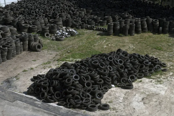 Skladiště odpadních pneumatik a kol. Továrna na recyklaci pneumatik — Stock fotografie