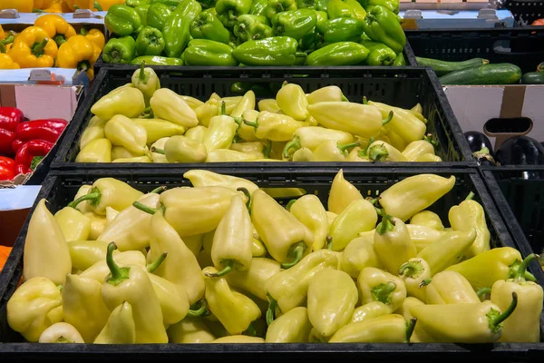 Vendita di verdure sul mercato, giallo, pepe verde — Foto Stock