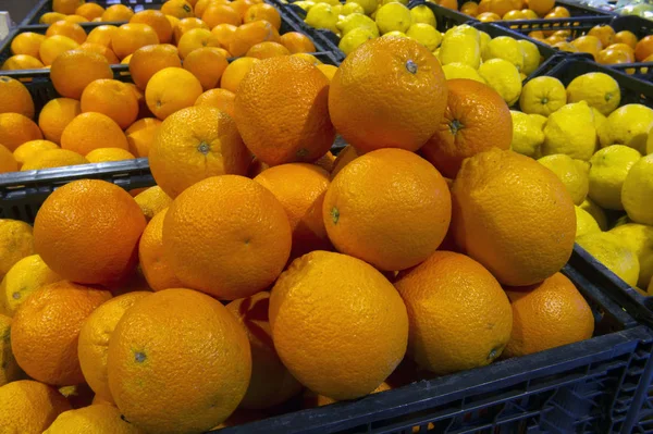 Venta de fruta en el mercado de comestibles — Foto de Stock