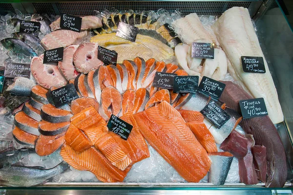 Plato de pescado fresco en el mercado de comestibles —  Fotos de Stock