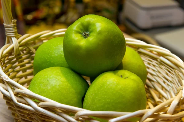 Natura morta, mele in un cesto, alla finestra di un supermercato — Foto Stock