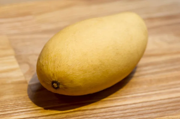 Naturaleza muerta de la fruta del mango en un escaparate de la tienda de comestibles —  Fotos de Stock