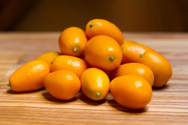 Sale of exotic kumquat fruits (Fortunella sp.), still life on th — Stock Photo, Image