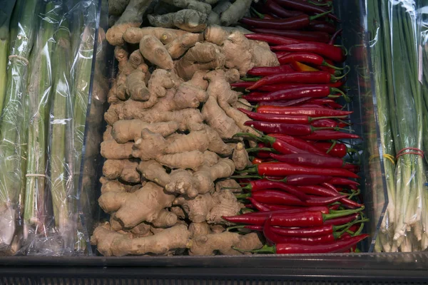 Verkauf von Ingwer, Chili, jungen Frühlingszwiebeln, Gemüseabteilungen — Stockfoto