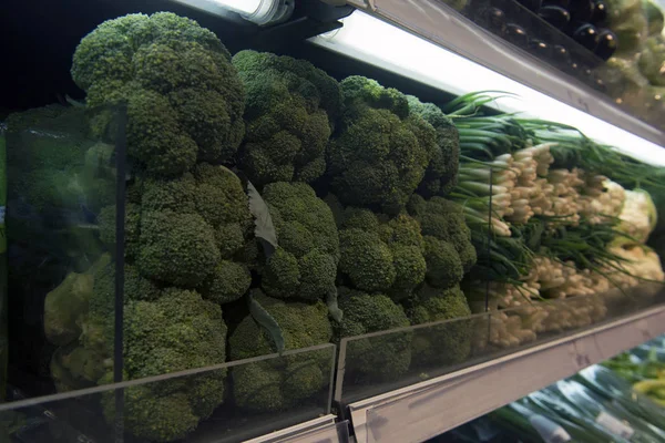 Vente de chou brocoli, département des légumes, marché alimentaire, Ukr — Photo