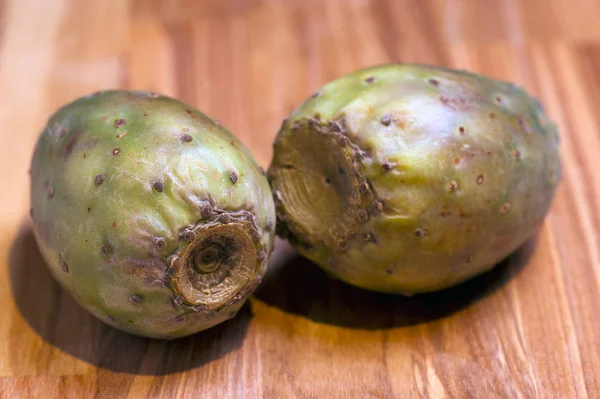 Nopal de cactus comestible, bodegón en el mercado —  Fotos de Stock