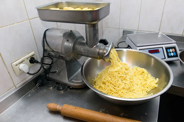 Tritare le patate in carne macinata, nel laboratorio culinario — Foto Stock