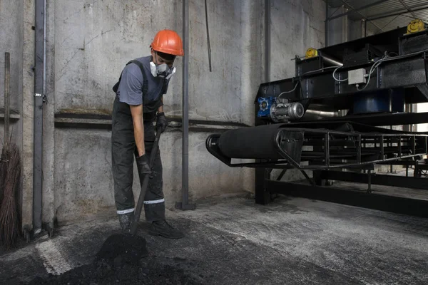 Coal from tire recycling, automobile wheel recycling factory — Stock Photo, Image