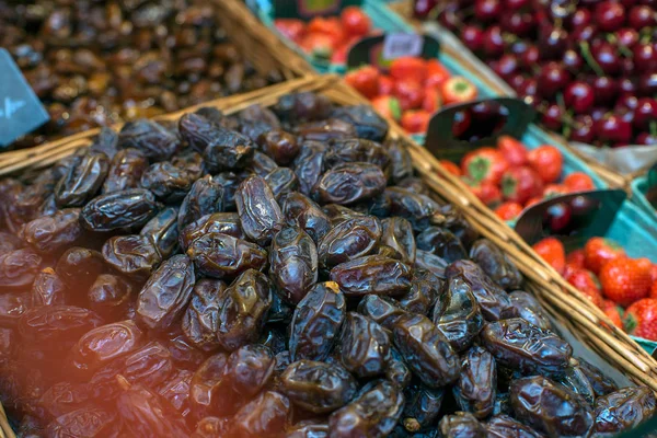 Sale of dried fruits of dates in the grocery market — Stock Photo, Image