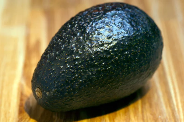 Vente de fruits exotiques avocat vert, nature morte sur le marché — Photo