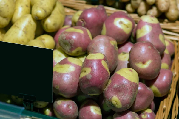 Patatas apache, venta en un supermercado de comestibles —  Fotos de Stock