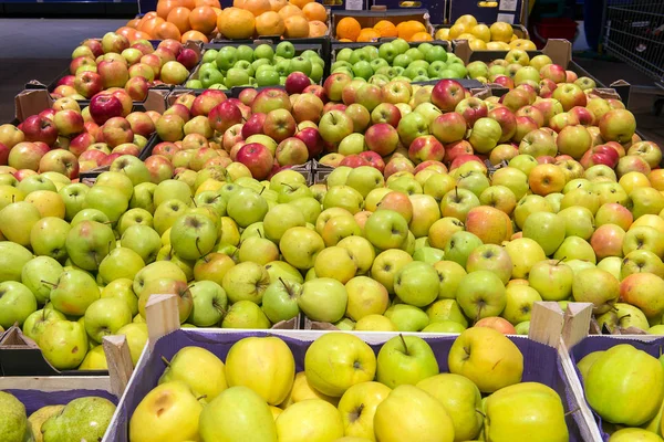 Selling fruit apples on the grocery market — Stock Photo, Image