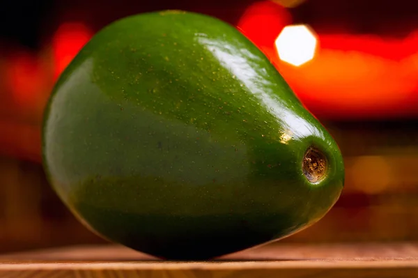 Försäljning av exotiska frukter grön avokado, stilleben på marknaden — Stockfoto