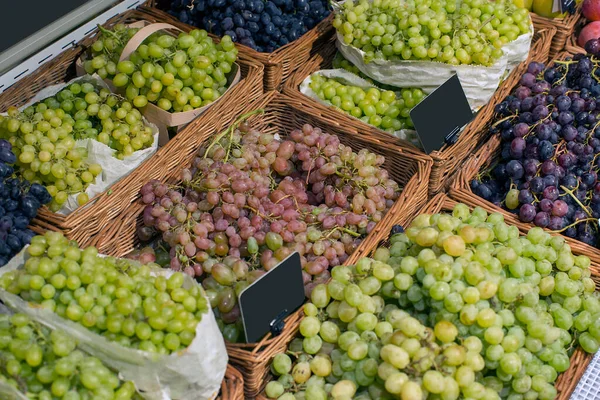 Trauben rot, weiß, Rosinen, Verkauf im Supermarkt — Stockfoto