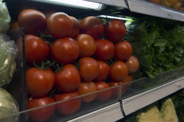 Verkoop van rode tomaten, afdeling van een supermarkt — Stockfoto