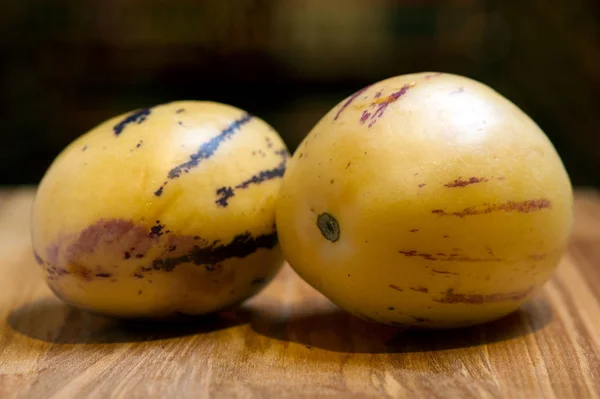 Fruta pepino exótica (solanum muricatum), bodegón en la marca —  Fotos de Stock