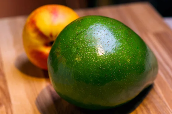 Venta de frutas exóticas aguacate verde, bodegón en el mercado —  Fotos de Stock