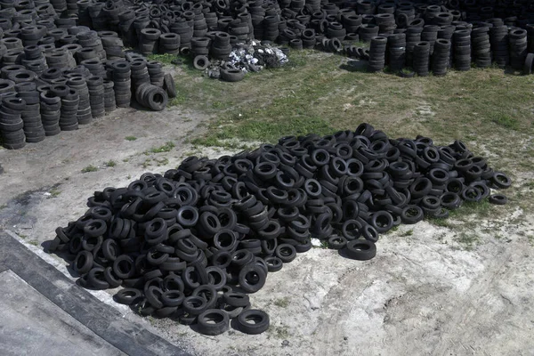 Skladiště odpadních pneumatik a kol. Továrna na recyklaci pneumatik — Stock fotografie