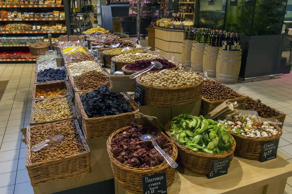 16 de abril de 2014, Ucrania, Kiev, departamento de ventas de frutos secos, en —  Fotos de Stock