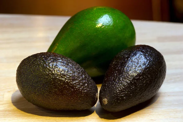 Продажа экзотических фруктов зеленый авокадо, натюрморт на рынке — стоковое фото