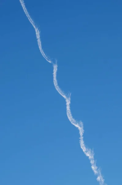 Üzerinde mavi bir gökyüzü contrail — Stok fotoğraf