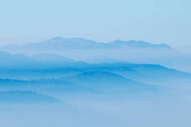Hills vadiler üzerinden yükselen sis ile