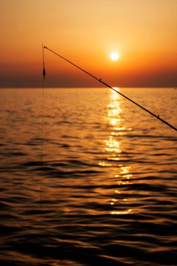 Olta kamışı deniz arka planda üzerinde güneş ayarı ile