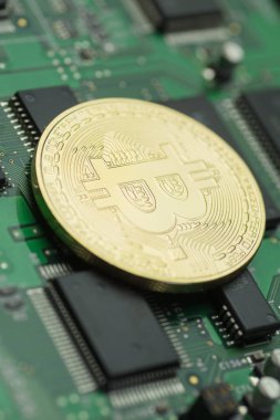 Close-Up mikroçip ile yeşil baskılı devre kartı üzerinde altın Bitcoin