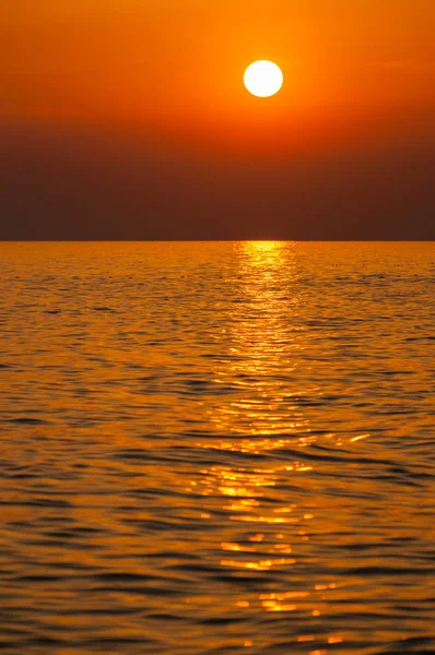 Романтичний захід сонця над Адріатичне море — стокове фото