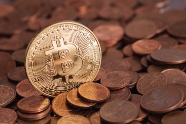 Parlak Bitcoin üzerinden yapışkanlık dışarı kazık eski paralar
