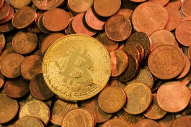 Eski bakır sikke yığını üzerinde döşeme yeni parlak Bitcoin