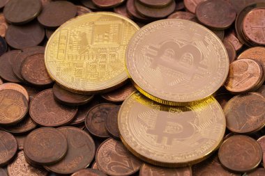 Üç parlak Bitcoins eski euro cent bakır sikke yığını üzerinde döşeme