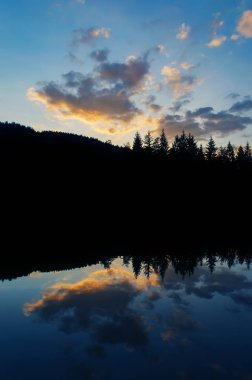 Gün batımı göl üzerinde yansıtan sonra cennet