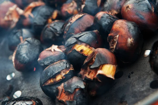 El primer plano de las castañas que asan en la cacerola sobre fuego abierto — Foto de Stock