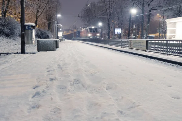 Passing freight train at Ljubljana Tivoli train station on a snowy night — Stock Photo, Image