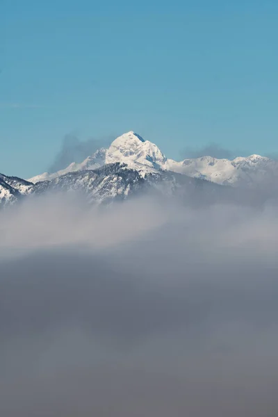 Bela vista da neve tampada Monte Triglav em uma manhã clara de inverno — Fotografia de Stock