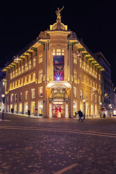 Grand magasin décoré de façon festive place Preseren à Ljubljana en décembre — Photo